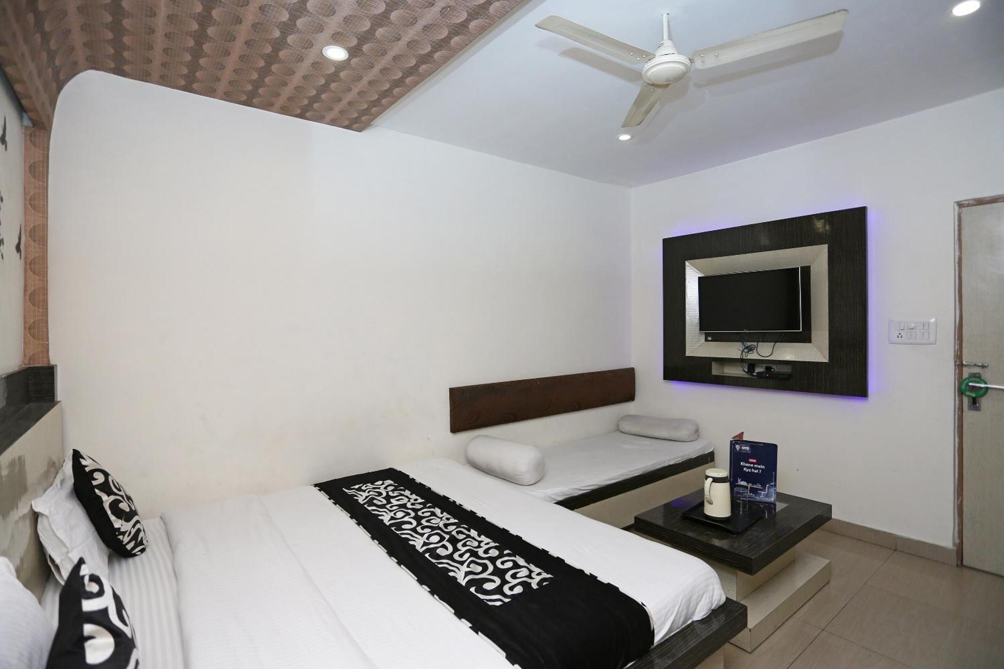 Super Oyo Flagship 4957 Hotel China Town Bhairaun Ghat Exterior photo