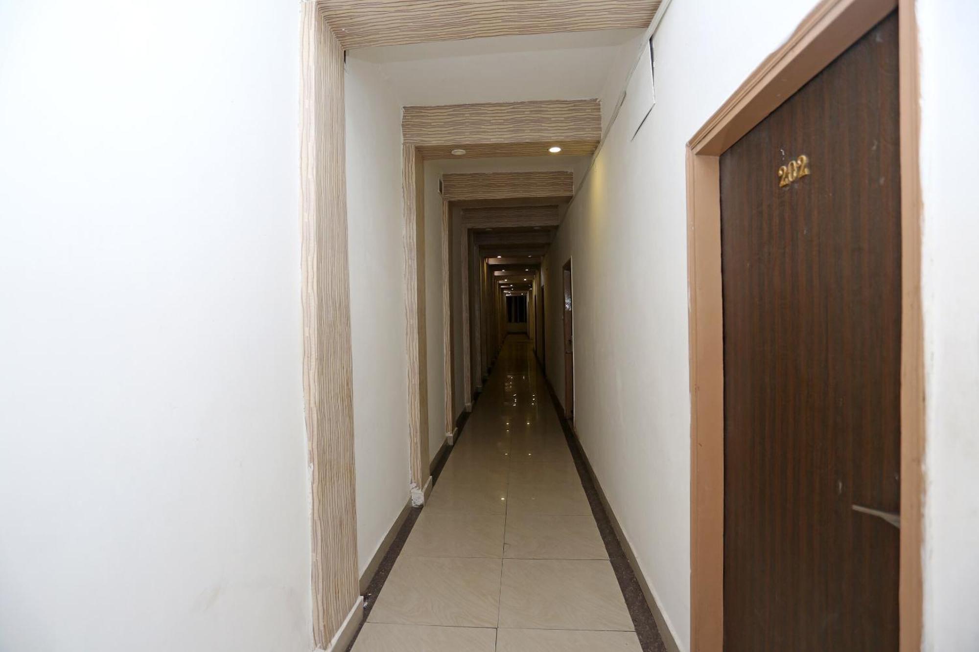Super Oyo Flagship 4957 Hotel China Town Bhairaun Ghat Exterior photo